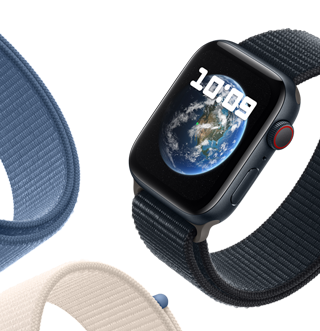 Une Apple Watch SE avec un bracelet sport à rabat et le fond d���écran Astronomie, qui montre la planète Terre.