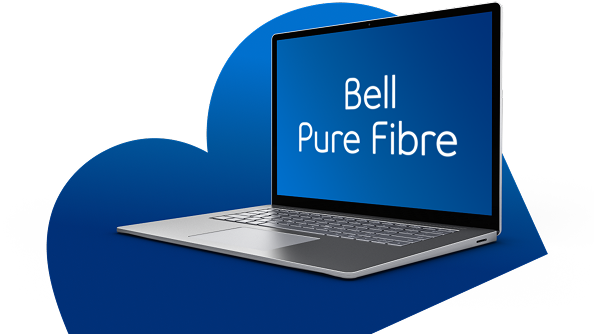 Deux femmes qui sourient en regardant un téléphone, ce qui illustre les offres de Bell Mobilité.